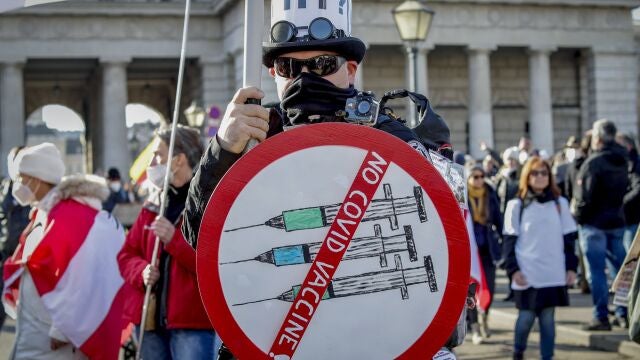 Un hombre participa en una manifestación contra las restricciones del coronavirus del país en Viena, Austria