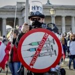 Un hombre participa en una manifestación contra las restricciones del coronavirus del país en Viena, Austria