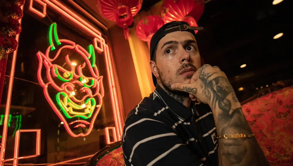 Adrián ha decorado su estudio inspirado en su barrio favorito: Chinatown de Nueva York