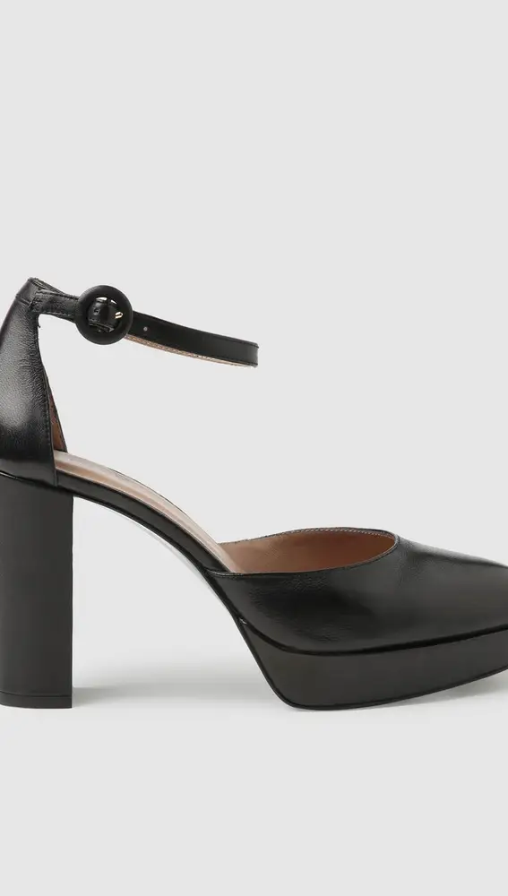 Zapatos de salón de piel en color negro, de Gloria Ortiz