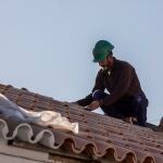 Un obrero realiza su labor en el tejado de una vivienda, en foto de archivo. AYTO.HUELVA