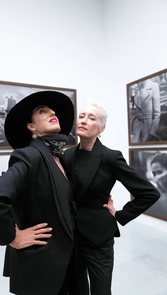 La actriz y modelo Rossy de Palma y la modelo Marie Sophie Wilson posan durante la celebración social previa a la inauguración al público de la exposición ‘Untold Stories’ del fotógrafo Peter Lindbergh