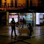 Un camarero en una terraza vacía en la calle Augusta de Lisboa