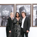 La futura presidenta de Inditex, Marta Ortega con la actriz Naomi Campbell y el hijo del fotógrafo Peter Lindbergh, Benjamin Lindbergh