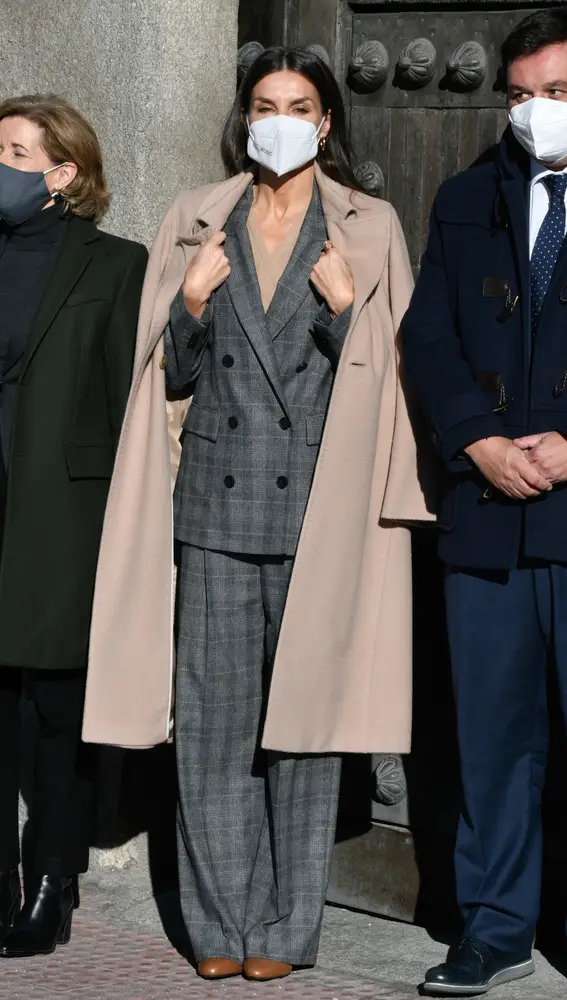La Reina Letizia posa a su llegada al Real Monasterio de las Descalzas, a 02 de diciembre de 2021, en Madrid (España).