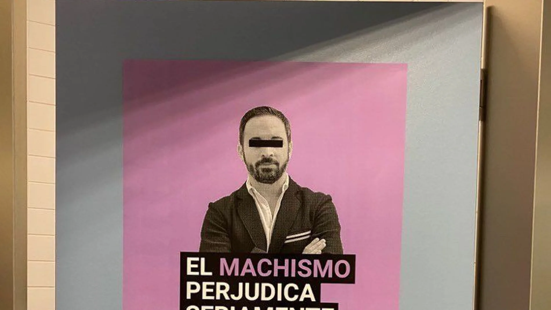 Cartel que está colgado en la puerta de la biblioteca de Ciencias Sociales de la Universitat de València