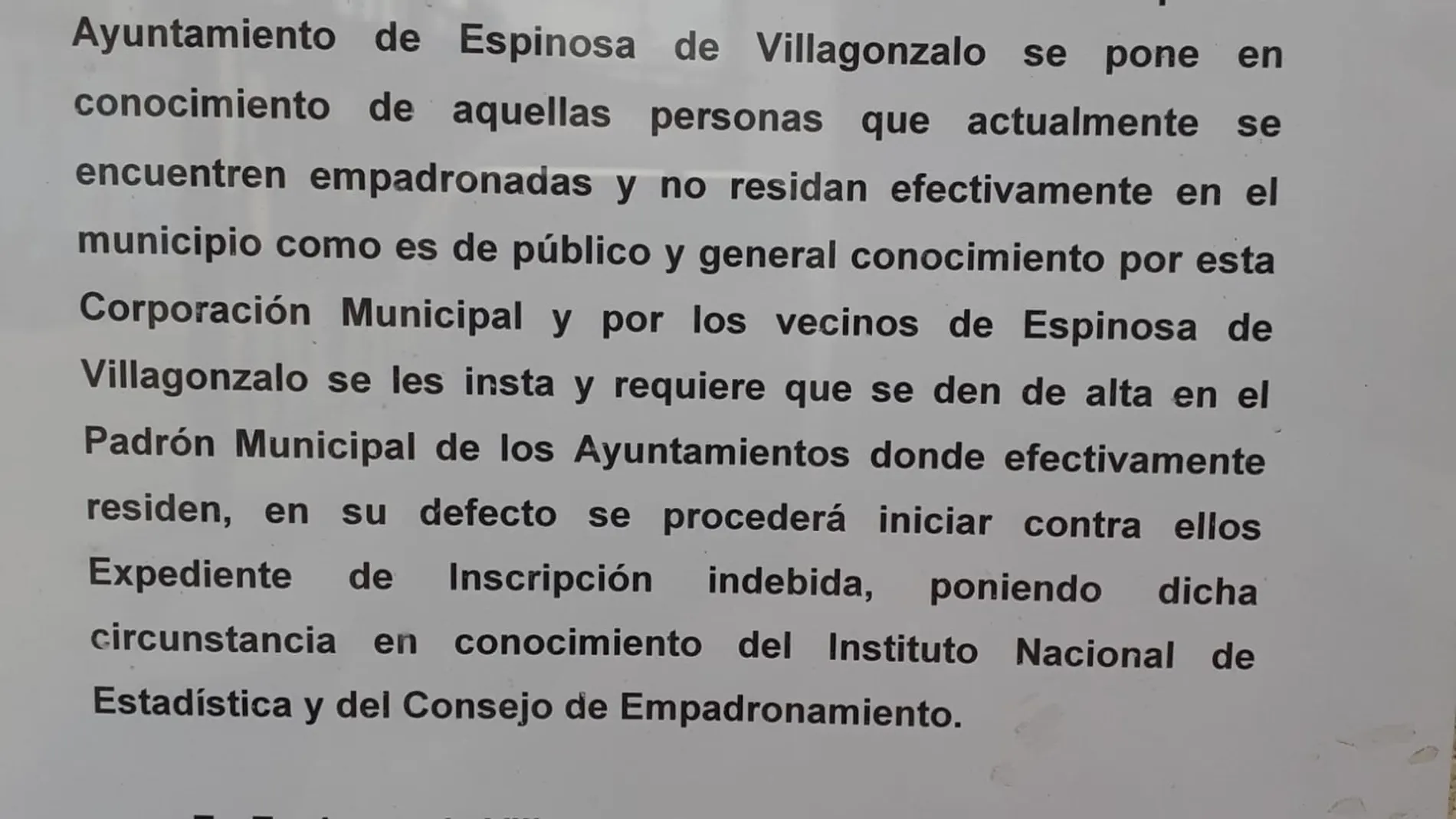 Edicto del Ayuntamiento de Espinosa de Villagonzalo donde se avisa del "desempadronamiento" de los vecinos que no residan allí