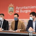 El alcalde de Burgos, Daniel de la Rosa, acompañado por el vicealcalde, Vicente Marañón y el concejal de Hacienda, David Jurado, comparecen para informar sobre los presupuestos municipales del año 2022.