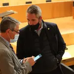 El presidente de la Diputación de Málaga, Francisco Salado, consulta su teléfono móvil en presencia del ex vicepresidente primero Juan Carlos Maldonado