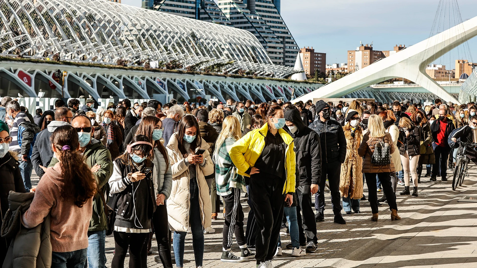 Varias personas hacen cola para recibir la vacuna contra el Covid-19, en un dispositivo situado junto al Museo de las Ciencias de València, a 3 de diciembre de 2021.