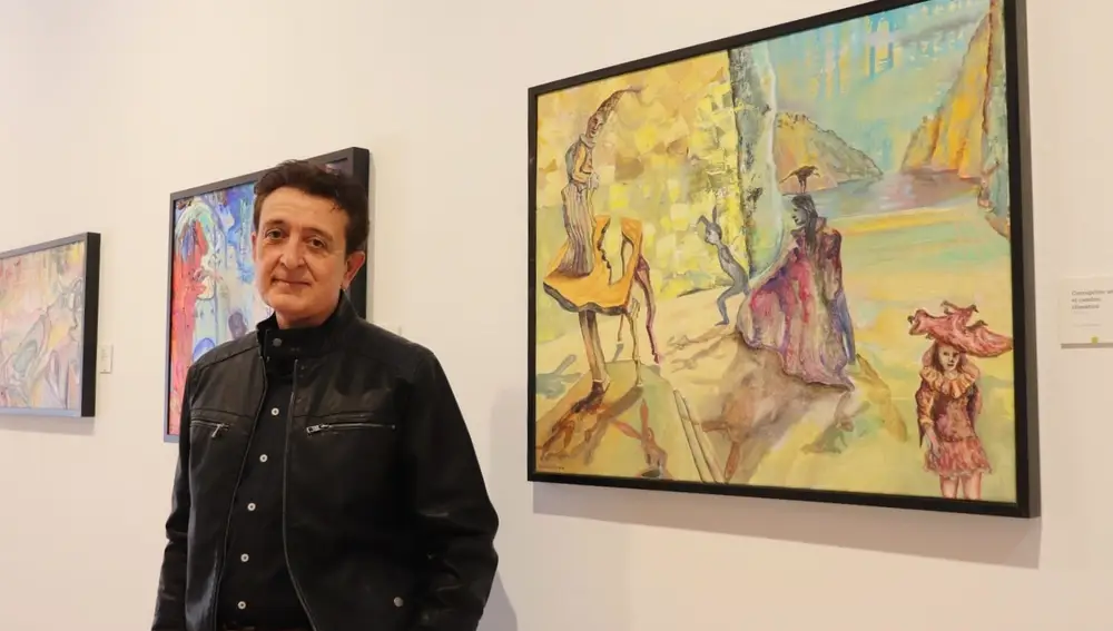 Manolo García, junto a varios de sus cuadros que pertenecen a su exposición “Cuerpos celestes”