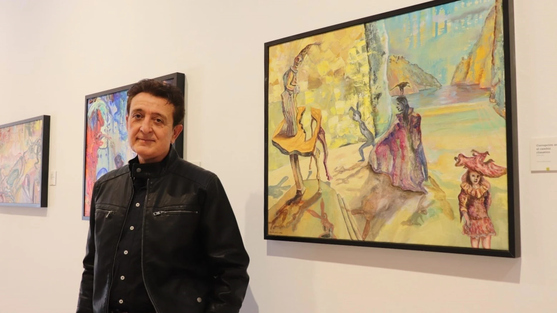 Manolo García, junto a varios de sus cuadros que pertenecen a su exposición “Cuerpos celestes”