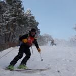 Un hombre hace travesía en la estación de esquí de Navacerrada