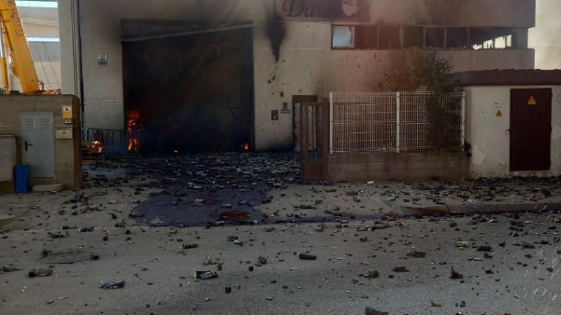 Imagen de la nave incendiada.