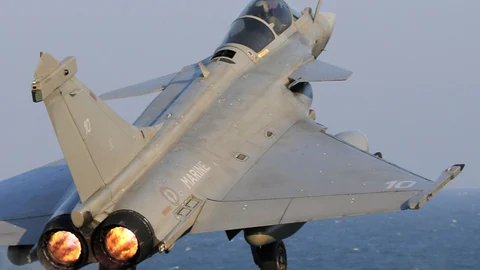 Un avión Rafale despega de un portaaviones francés