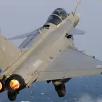 Un avión Rafale despega de un portaaviones francés