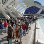 Miles de personas esperan frente al punto de vacunación móvil instalado junto a la feria del corredor, en la Ciudad de las Artes y las Ciencias de Valencia