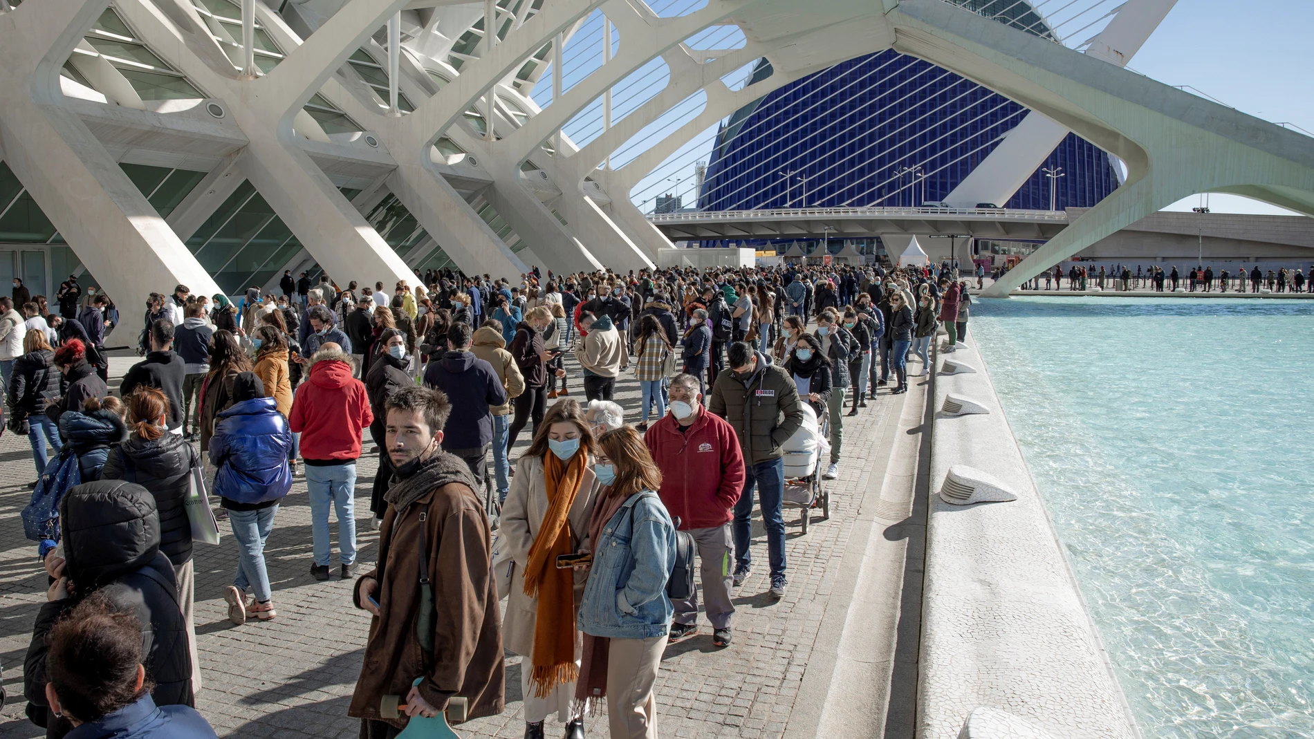 Miles de personas esperan frente al punto de vacunación móvil instalado junto a la feria del corredor, en la Ciudad de las Artes y las Ciencias de Valencia