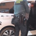 La Guardia Civil con uno de los detenidos