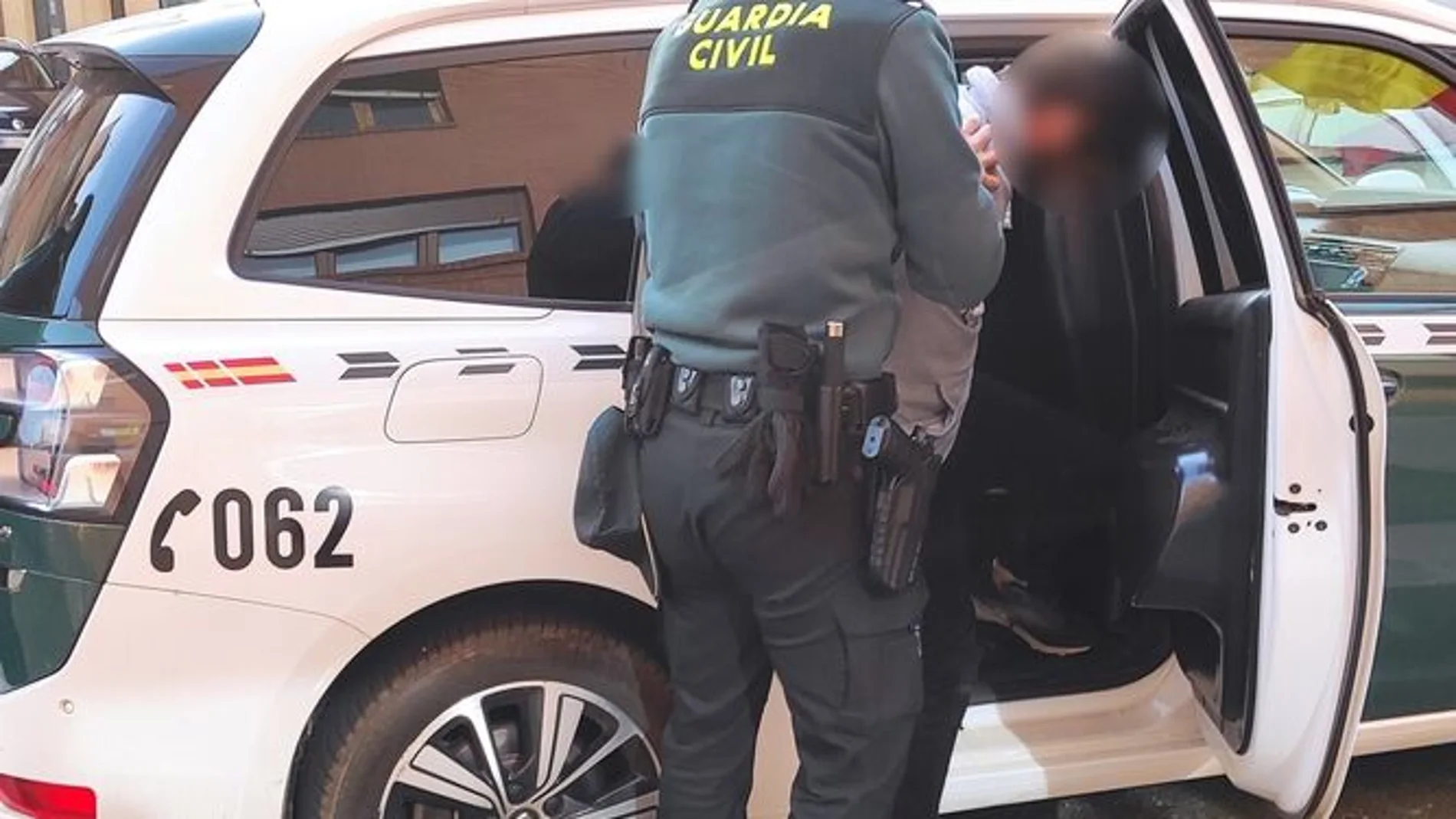 La Guardia Civil con uno de los detenidos