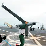 Lanzamiento de una unidad no tripulada del sistema Scan Eagle desde un buque de la Armada