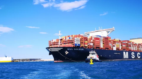 Un carguero en el Puerto de Valencia