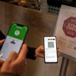 Una persona muestra su pasaporte covid