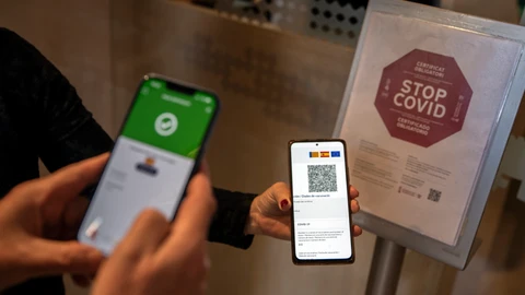 Una persona muestra su pasaporte covid