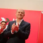 Olaf Scholz, el futuro canciller de Alemania, celebra la votación en el congreso de su partido, el SPD