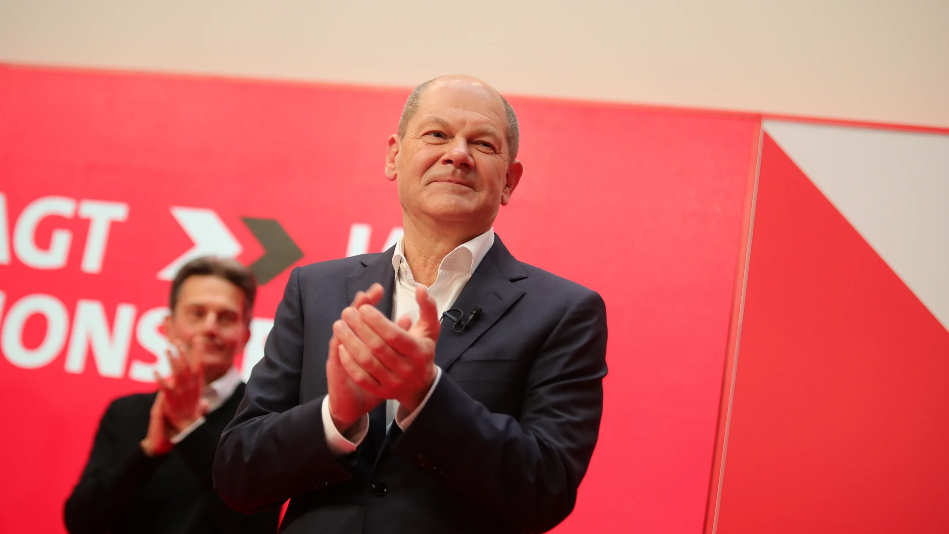 Olaf Scholz, el futuro canciller de Alemania, celebra la votación en el congreso de su partido, el SPD