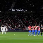  El emotivo minuto de silencio del Wanda Metropolitano en memoria de Almudena Grandes