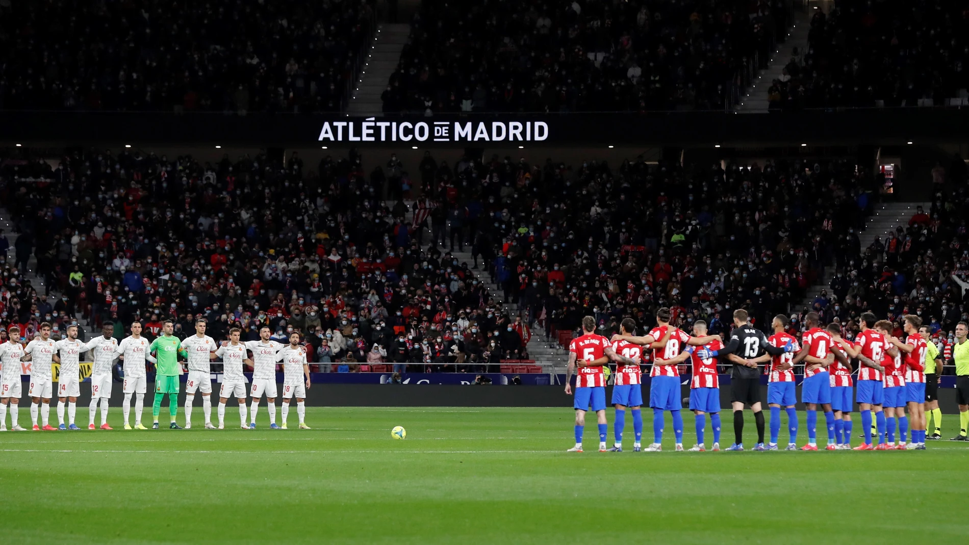 Los jugadores del Atlético de Madrid y del Mallorca guardan un minuto de silencio por Almudena Grandes