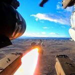 Imagen del lanzamiento del misil desde el helicóptero de la Décima Escuadrilla de la Armada