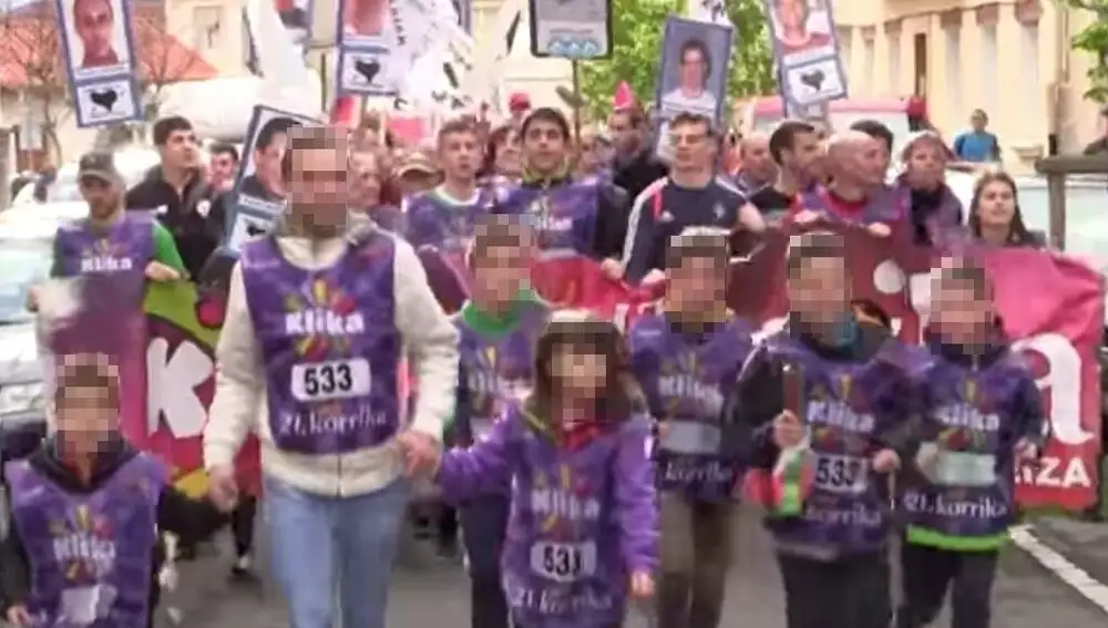 Korrika de 2019 en la que los niños participaron con pancartas de presos de ETA a sus espaldas