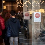 Un local muestra en su puerta la exigencia de mostrar el pasaporte Covid