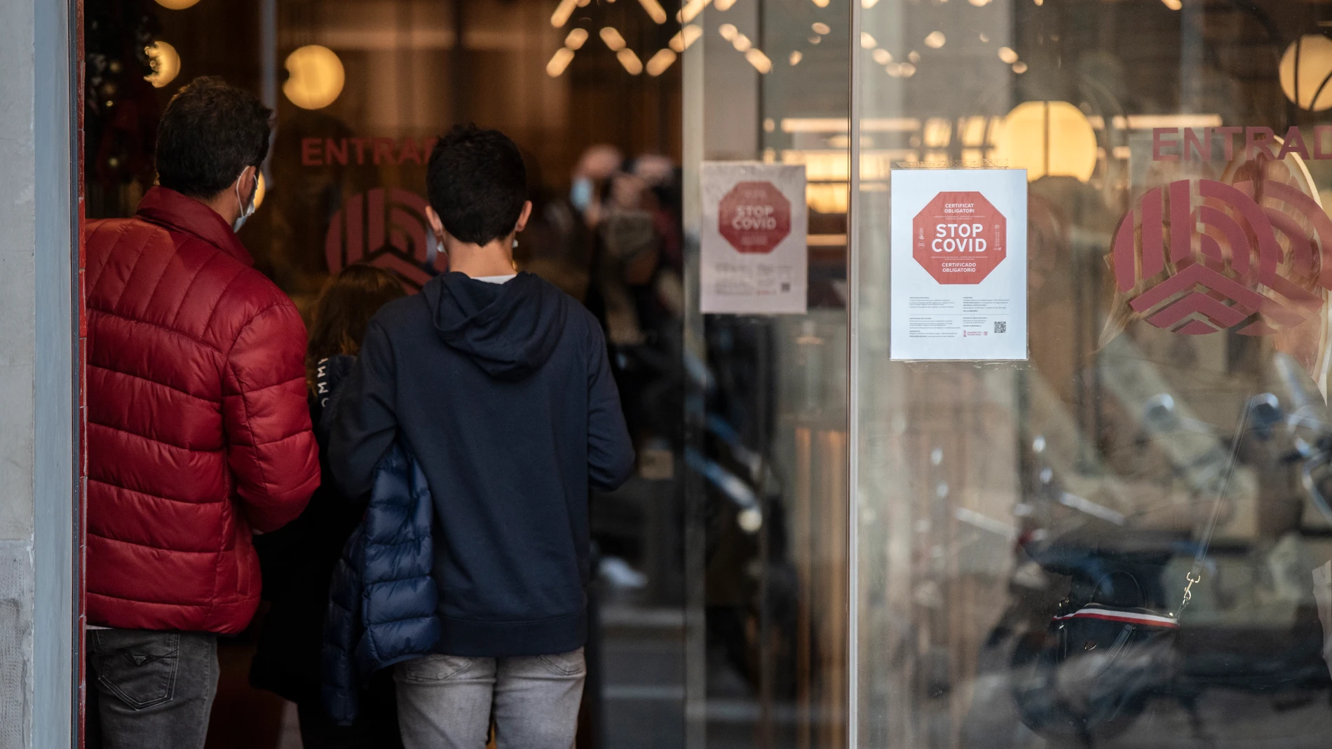 Un local muestra en su puerta la exigencia de mostrar el pasaporte Covid