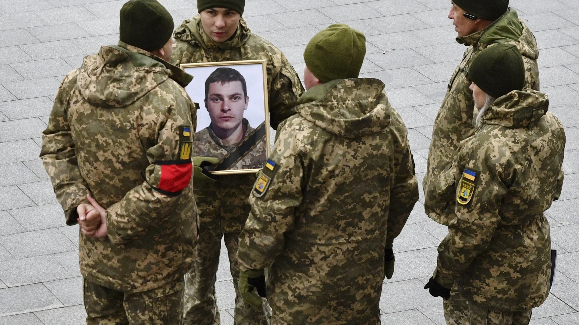 Un soldado ucraniano en el funeral de Valery Gerovkin, de 22 años y residente en Kramatorsk, Ucrania