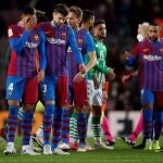 Los jugadores del Barcelona se lamentan tras la derrota ante el Betis