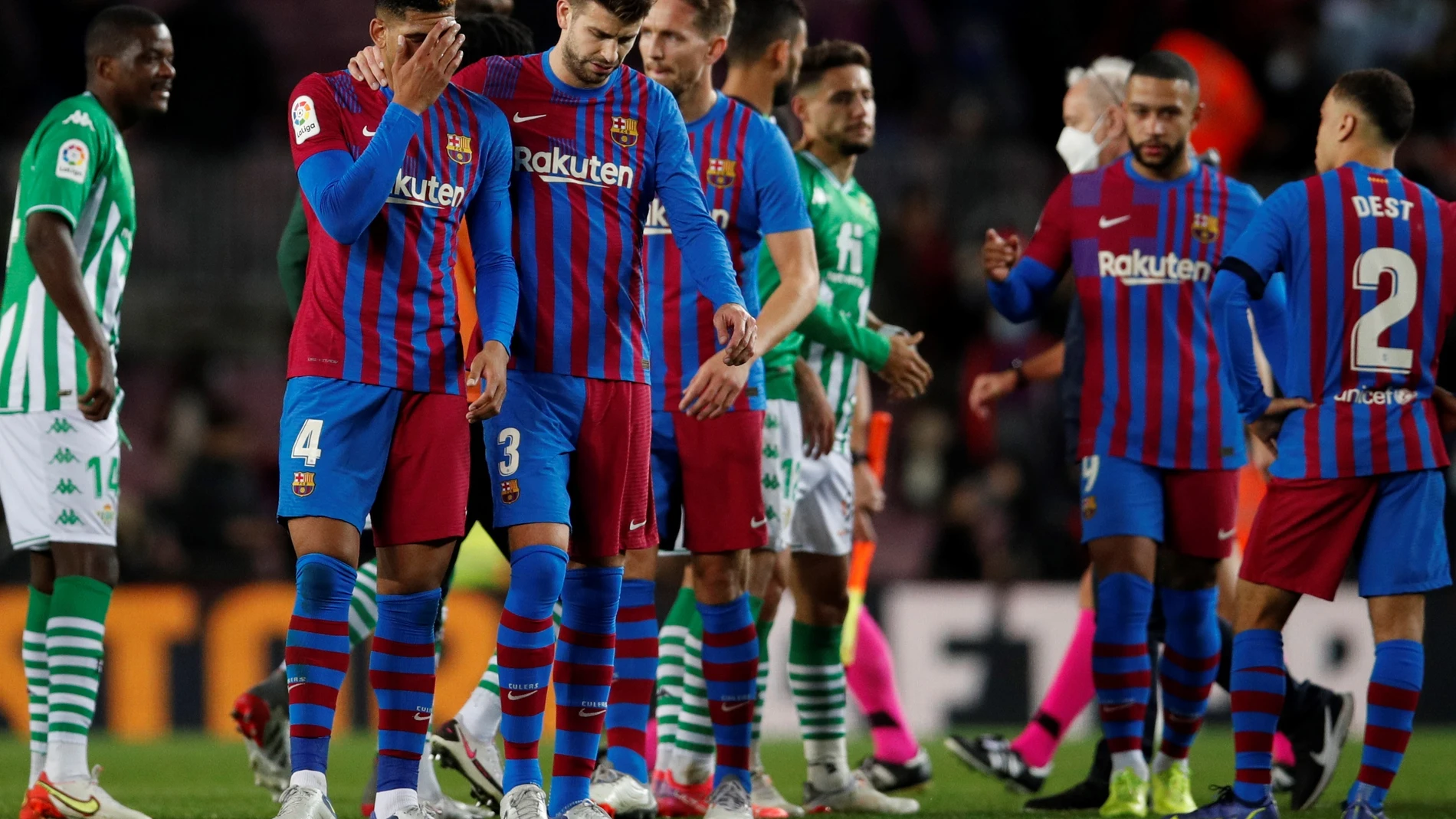 Los jugadores del Barcelona se lamentan tras la derrota ante el Betis