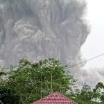 Imagen de la imponente erupción en Lumajang, Indonesia,