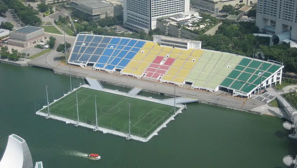 El Estadio Flotante de Singapur, situado sobre una enorme plataforma que se sostiene sobre el mar