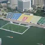 El Estadio Flotante de Singapur, situado sobre una enorme plataforma que se sostiene sobre el mar