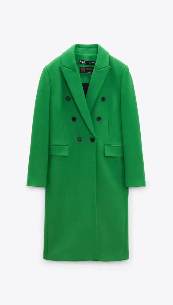 Abrigo entallado en color verde.