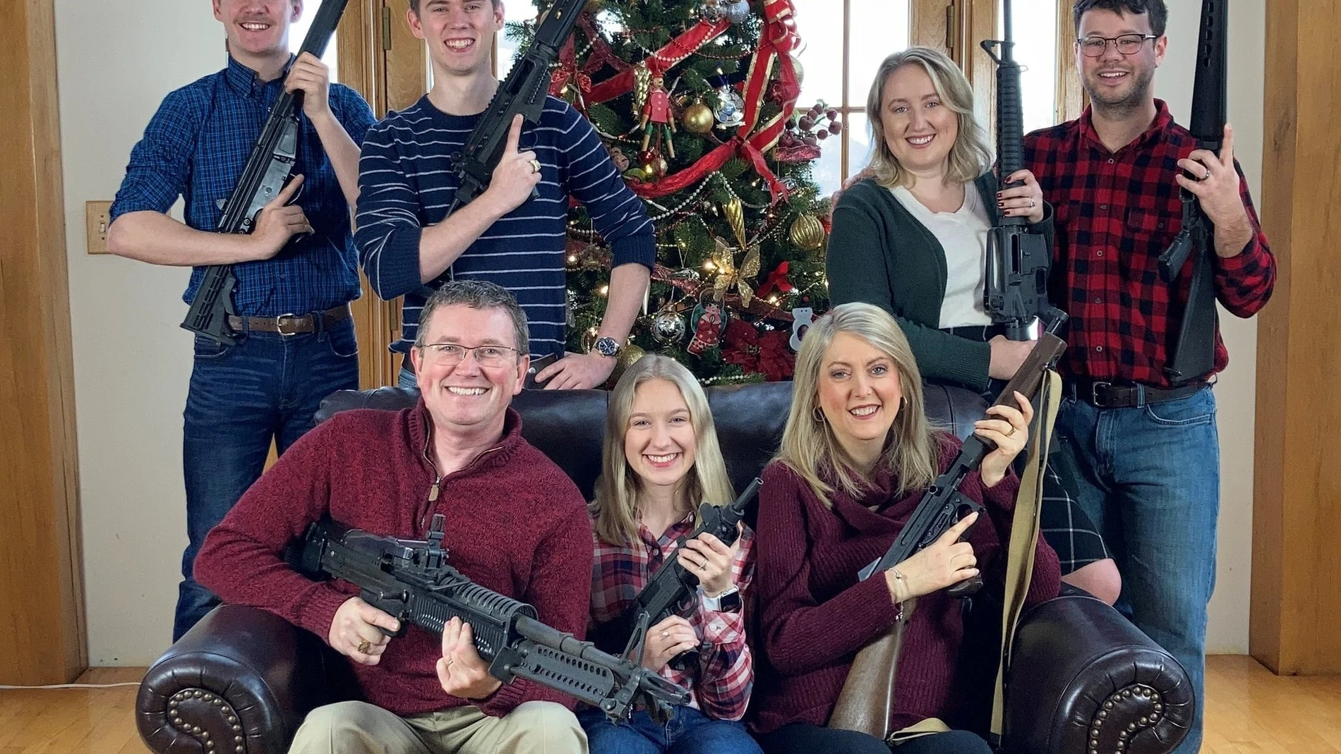 El polémico congresista, Thomas Massie, junto a su familia y su particular Navidad