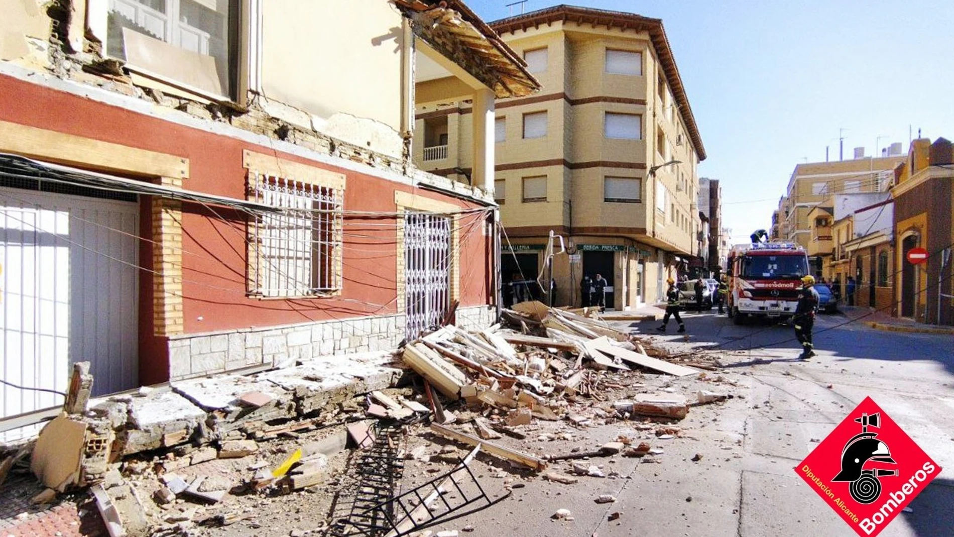 Se derrumba una fachada de un edificio en Almoradí