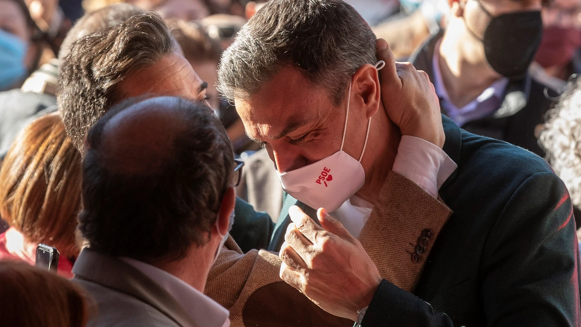 El secretario general del PSOE y presidente del gobierno, Pedro Sánchez (d), se abraza con un militante murciano