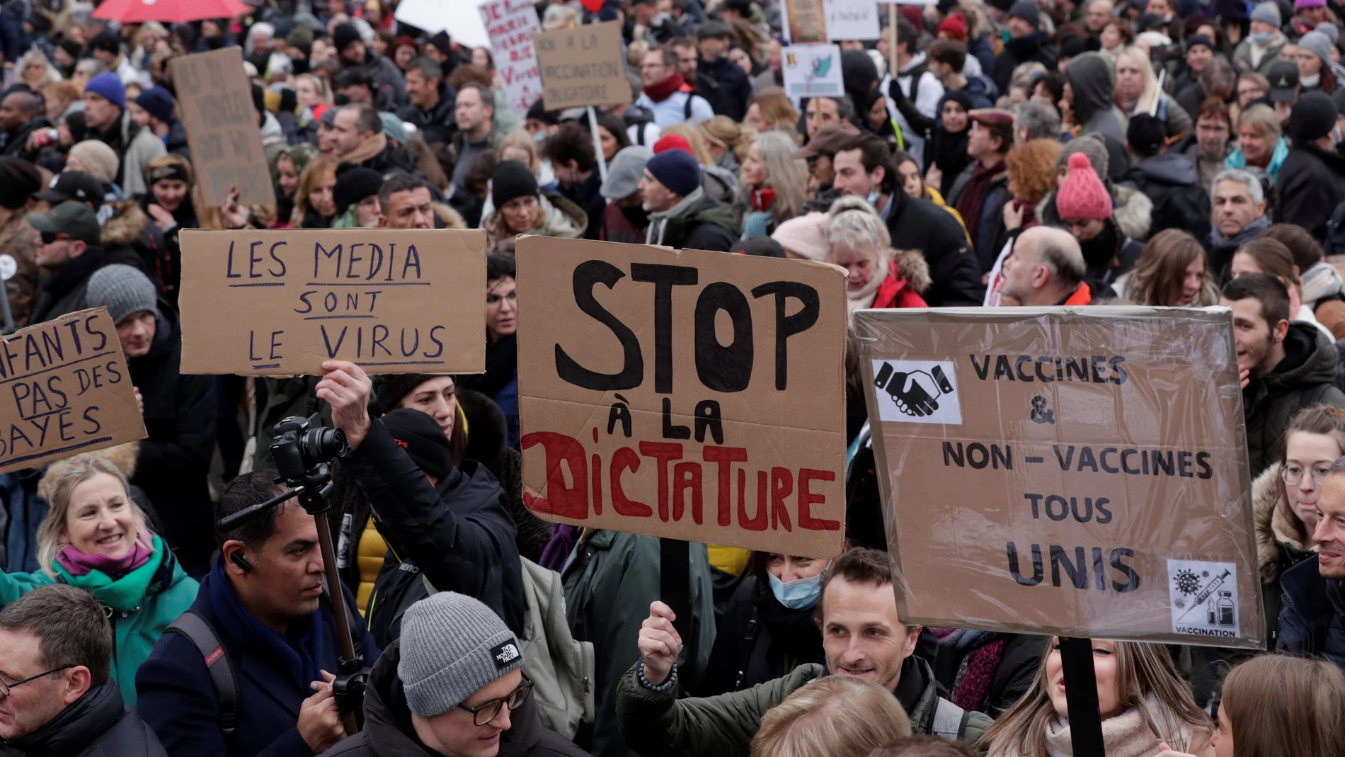 Manifestantes en la marcha de hoy en Bruselas para protestar por las medidas contra la Covid-19