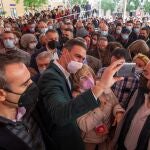 Pedro Sánchez se fotografía con una militante en Murcia