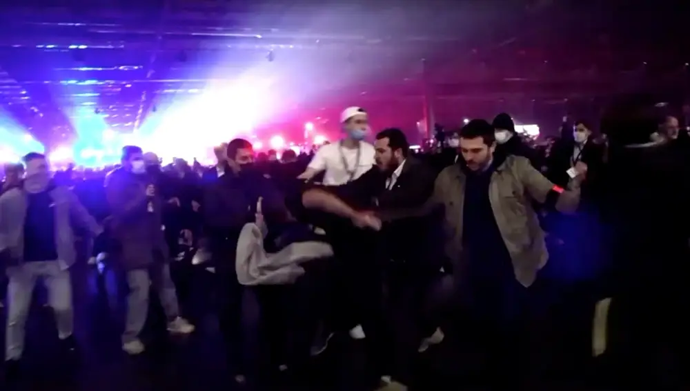 Manifestantes son arrastrados fuera de un mitin del candidato presidencial francés de extrema derecha Eric Zemmour, en Villepinte