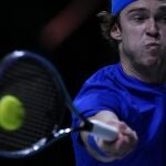 Rublev golpea una derecha en su partido contra Gojo de la final de la Copa Davis